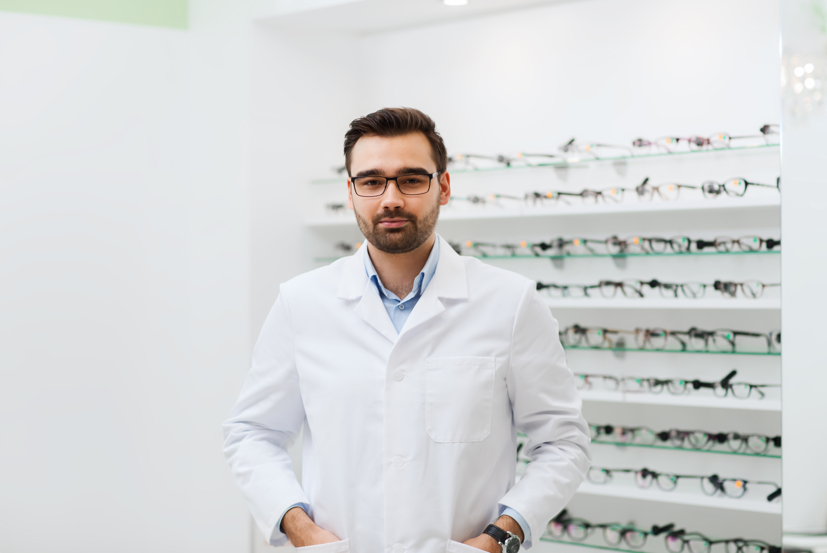 Imagem de um óptico especialista atendendo um cliente com profissionalismo